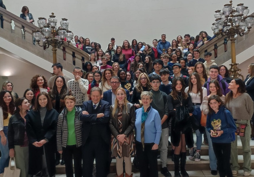 Fotografia de grup en l’edifici de Rectorat de la Universitat de València, amb Sylvia Martínez, vicerectora d’Igualtat, Diversitat i Polítiques Inclusives de la UV.